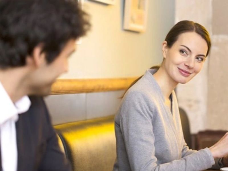 Dấu hiệu con gái thích bạn: Những tín hiệu khó lòng giấu kín Cố gắng gây ấn tượng trước mặt bạn