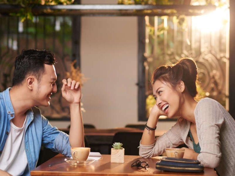 Dấu hiệu con gái thích bạn: Những tín hiệu khó lòng giấu kín Cô ấy luôn muốn trò chuyện với bạn