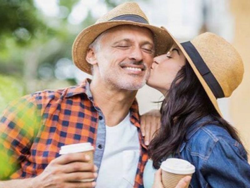 8 Dấu Hiệu Người Đàn Ông Lớn Tuổi Thích Bạn – Nhận Biết Ngay Luôn muốn bảo vệ bạn