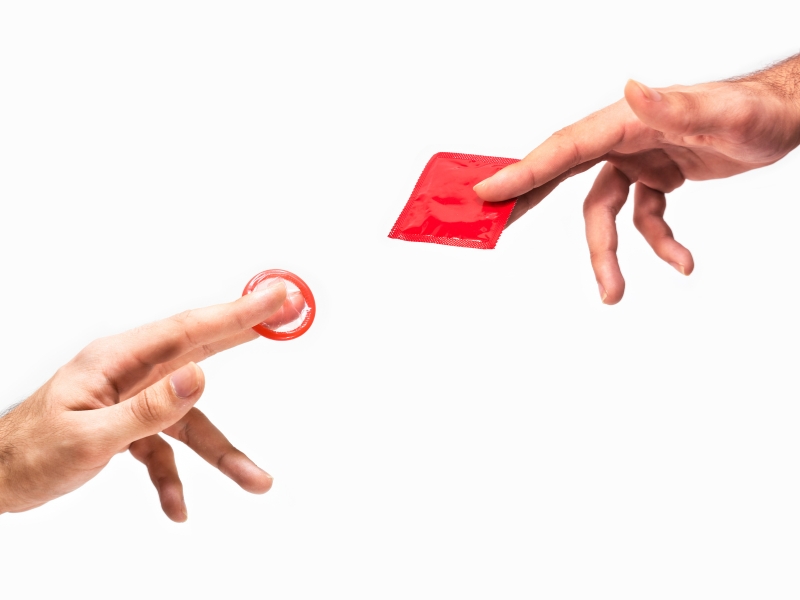 Sex Nhiều Có Hại Cho Sức Khỏe Không? Tìm Hiểu Ngay! Sử dụng bao cao su để bảo vệ bản thân và đối tác