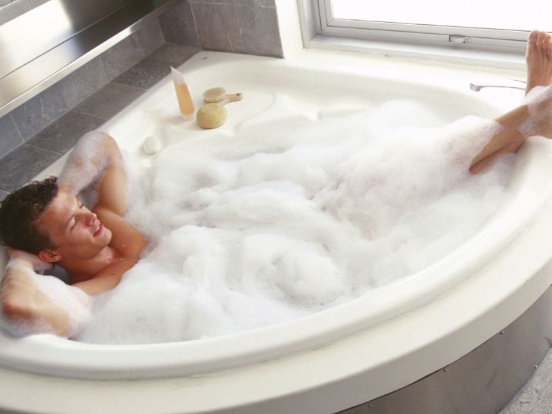 Dung dịch vệ sinh nữ nam dùng được không? 3 sự thật bất ngờ bạn nên biết! Sự thật về dung dịch vệ sinh nữ cho nam dùng được không?