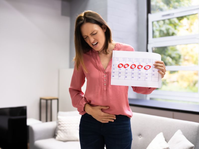 Quan hệ lần đầu có bị chậm kinh không? Lý do và giải đáp Mối liên hệ giữa chu kỳ kinh nguyệt và quan hệ lần đầu